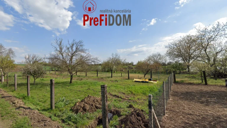 Predaj stavebný pozemok v obci Hul. Výmera 1076 m2.