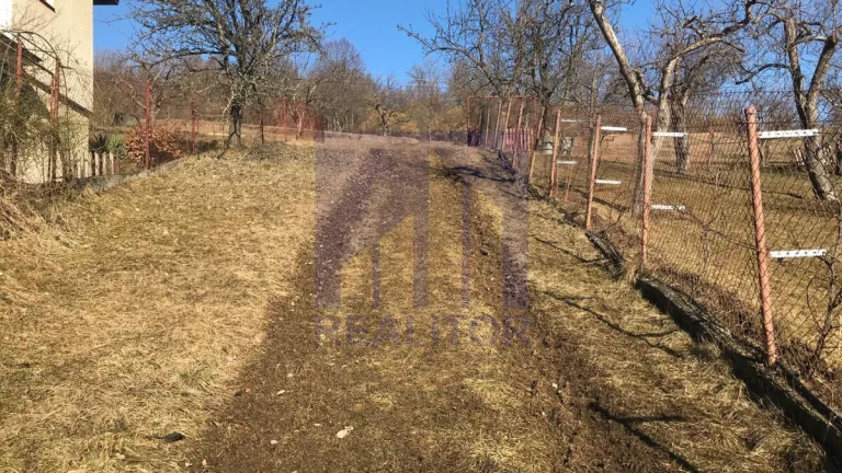 Ponúkame záhradu s ovocnými stromami na dlhodobý prenájom.