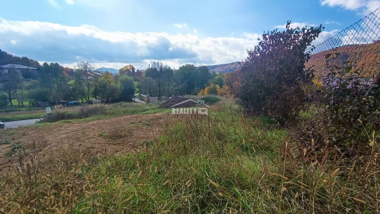 Na predaj slnečný stavebný pozemok 1235 m2, Považská Bystric
