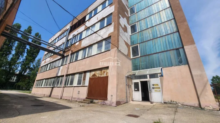 Priemyselná budova v stráženom areáli
