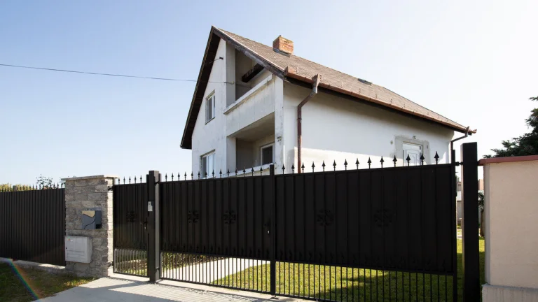 Dvojpodlažný rodinný dom s veľkým pozemkom na predaj v obci