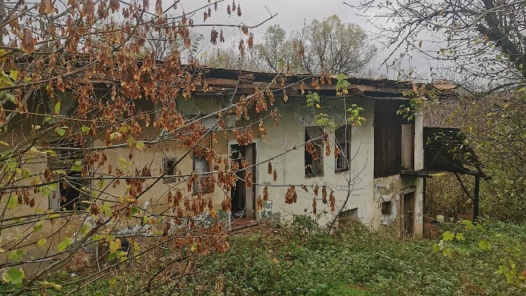 Predaj stavebný pozemok so starším domom na zbúranie.