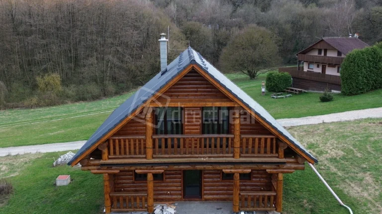 Panoramatický rodinný dom z guľatiny v Jelenci v štá…