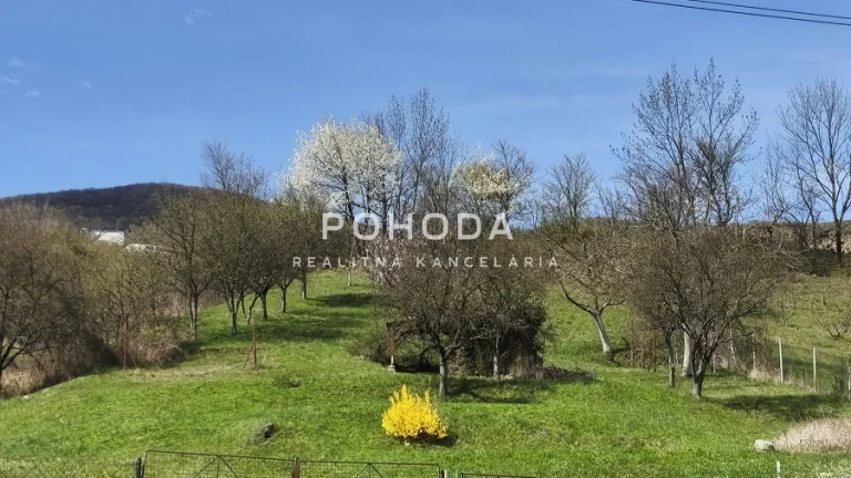 pozemok pre stavbu RD v obci Kravany - 1949 m2