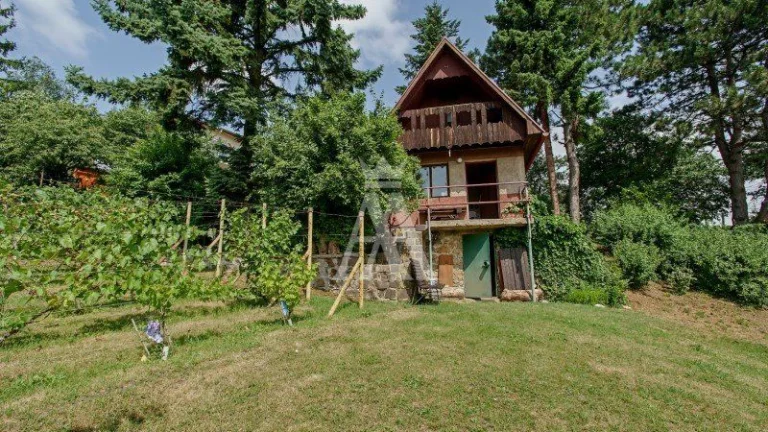 CHATA S POZEMKOM O VÝMERE 1122 M², ZVOLENSKÁ, KOŠICE SEVER