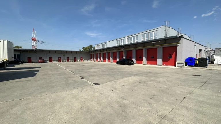 Prenájom distribučného centra 2444 m² s kanceláriami pri let