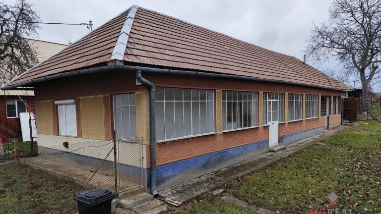 Na predaj rodinný vidiecky dom a stavebný pozemok v Jasovej