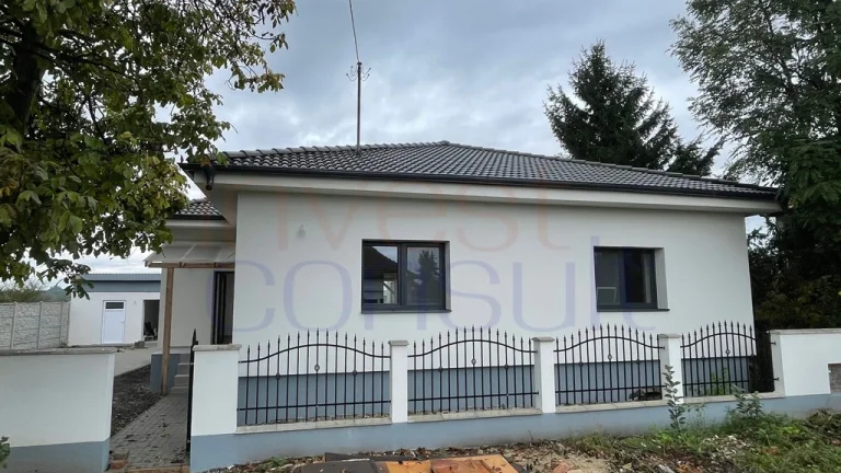 2318 NA PREDAJ PRIESTRANNÝ, SVETLÝ RODINNÝ DOM V KOMÁRNE