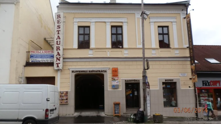 Budova na námestí v Brezne