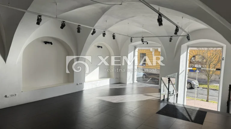Na prenájom krásny obchodný priestor s výkladom, centrum BB