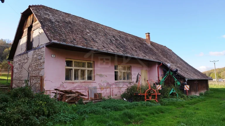 0,5ha usadlosť pod Banskou Štiavnicou, na brehu potôčika