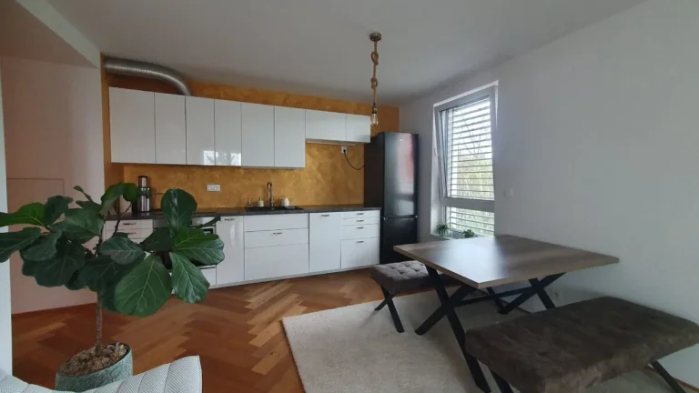 V BLÍZKOSTI OC NIVY - KVAČALOVA ul. - SLNEČNÝ MODERNÝ 2i BYT