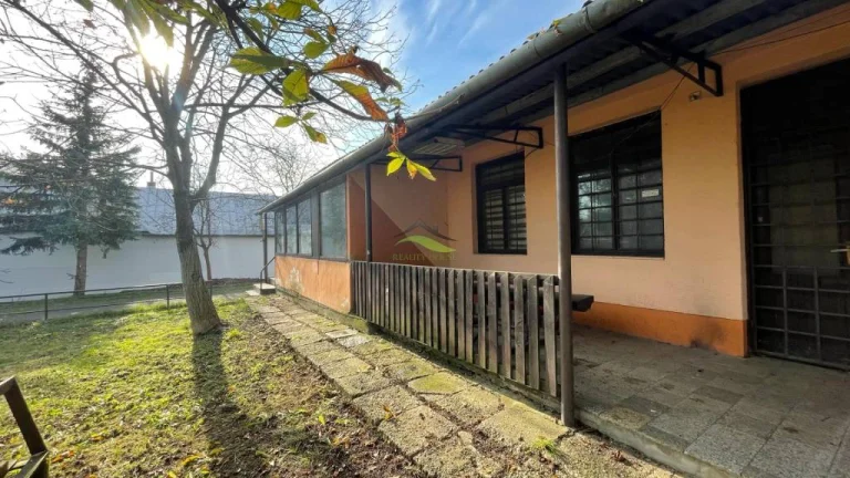 Objekt na rekonštrukciu - aj ako rodinný dom s pekným pozemk
