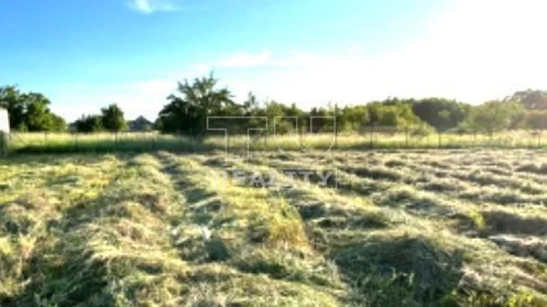 Pekný veľký pozemok pripravený pre výstavbu rodinného...