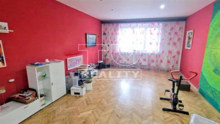 Na PREDAJ rodinný dom /300m2/ v intraviláne mesta Lučenec.
