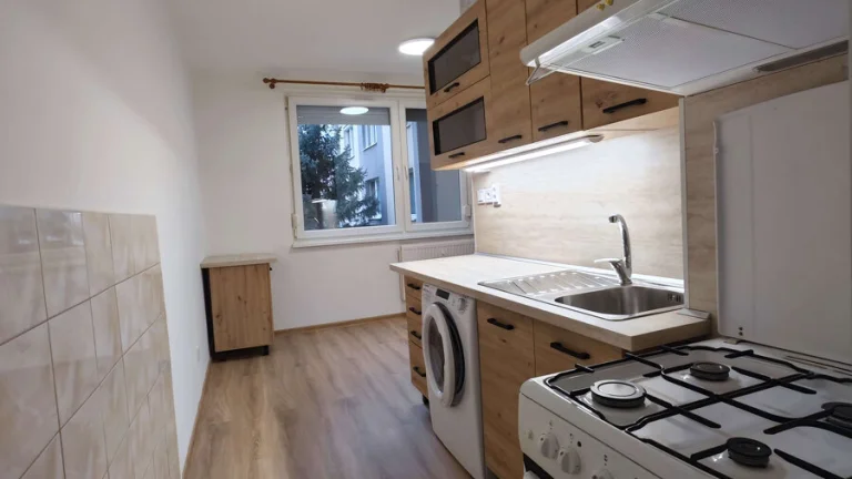 Na prenájom velký 2-izbový byt s balkónom v Nových Zámkoch