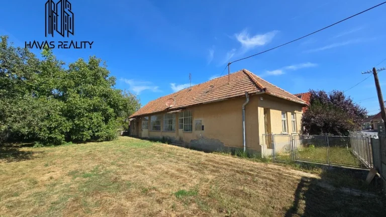 Na predaj dom s veľkým stavebným pozemkom 2148 m2