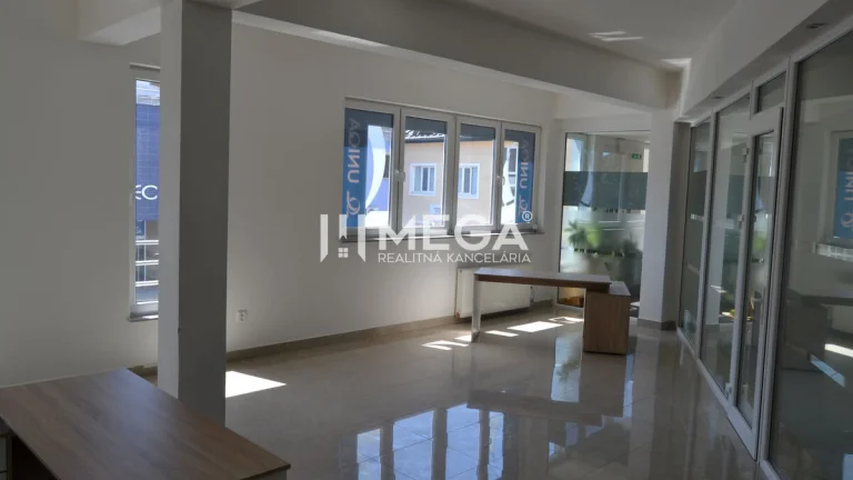 PRENÁJOM obchodného priestoru (38m2) v centre Humenného