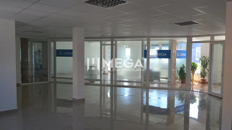 PRENÁJOM obchodného priestoru v centre Humenného (74 m2)