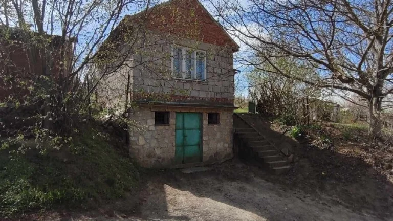 Na predaj viničný dom s 15a pozemkom, Staré predné Levice