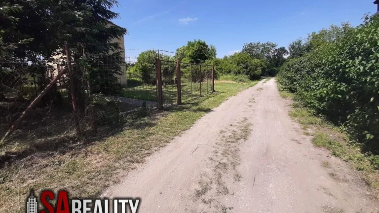 Na predaj pozemok LEvice