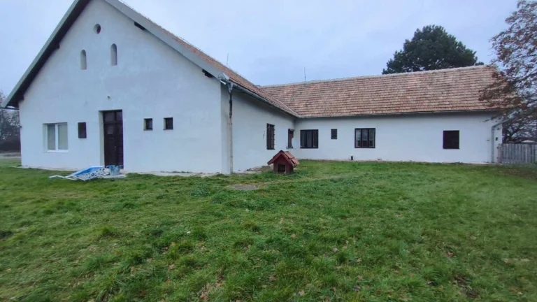 Veľký pozemok a usadlosť, mimo obce Plavé Vozokany