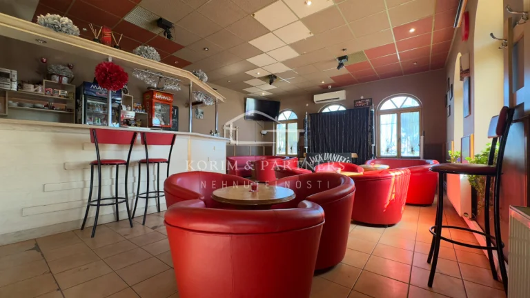 Fungujúci BAR pri hlavnej ceste, Imeľ