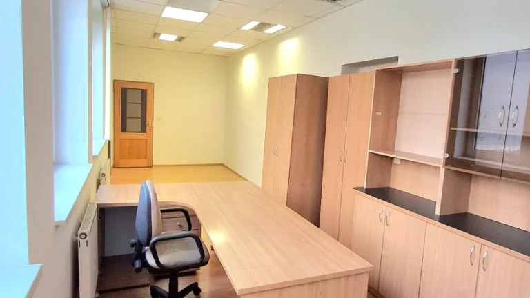 KANCELÁRSKY PRIESTOR VO FINANČNOM CENTRE V PÚCHOVE NA PRENÁJ