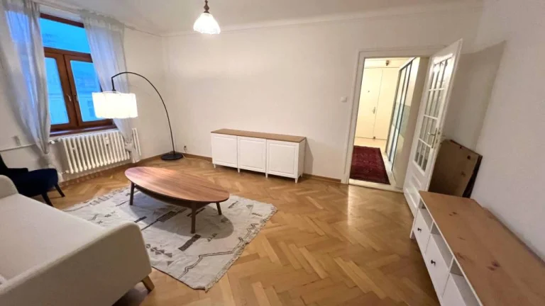 Prenájom veľký, 2 izbový byt so staromestskou atmosférou, Go