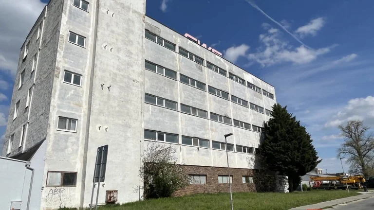 Skladovacia hala na predaj alebo prenájom v Hlohovci