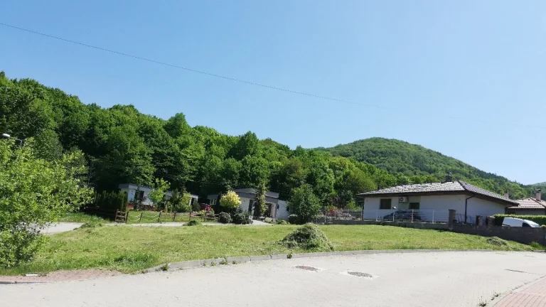 slnečný pozemok v obci Cigeľ