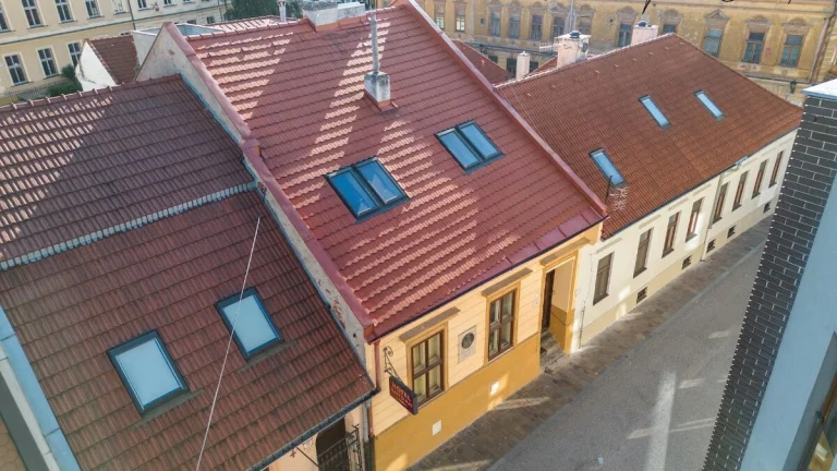 Historické centrum Košíc, Budova a parkoviskom, Vratná ul.