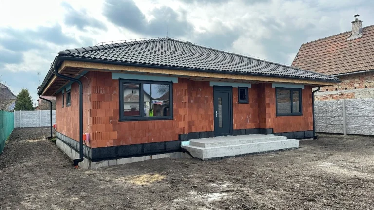 NA PREDAJ KVALITNÁ NOVOSTAVBA 4 - IZB. BUNGALOVU V ŠURANOCH