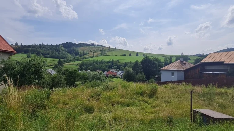 SLNEČNÝ POZEMOK 888 M2 S VÝHĽADOM NA HORY