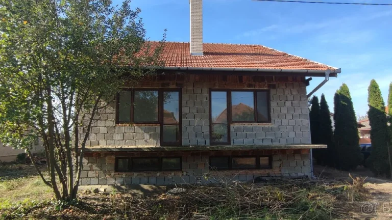 RD-18 miestností (292 m² priestoru)+6 ár. pozemok grátis