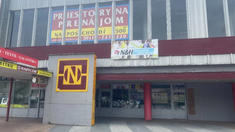Michalovce Námestie osloboditeľov 26 - Budova Ncentrum