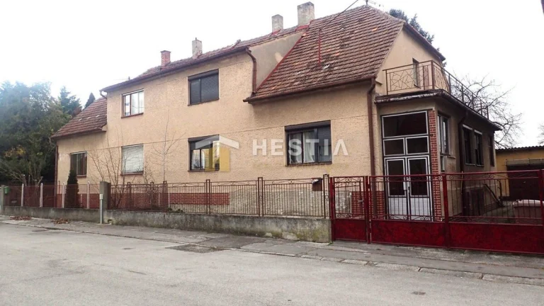 INVESTIČNÁ PRÍLEŽITOSŤ - 2 rodinné domy s veľkým pozemkom Sk