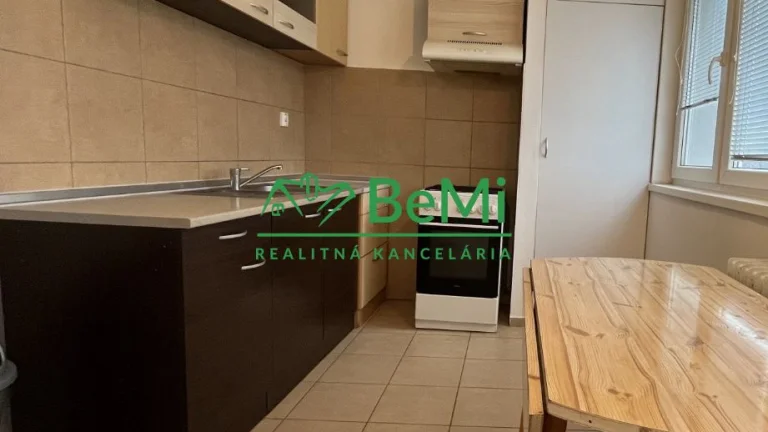 Predaj 3 izbový byt - Levice (076-113-MIJK)