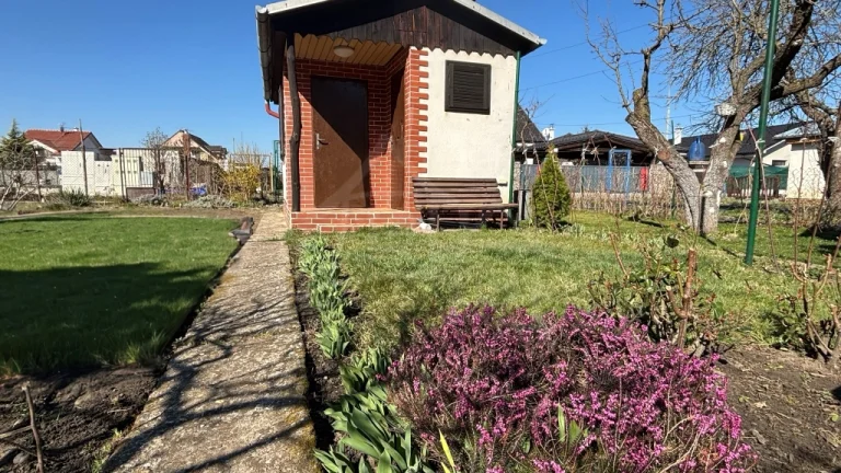 Slnečná záhrada s murovanou chatkou na okraji Malaciek, na