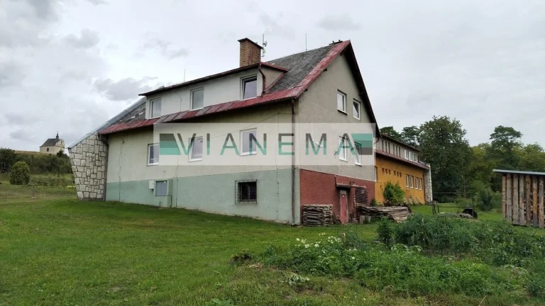 Exkluzívne ponúkame unikátnu historickú usadlosť Sivá Brada