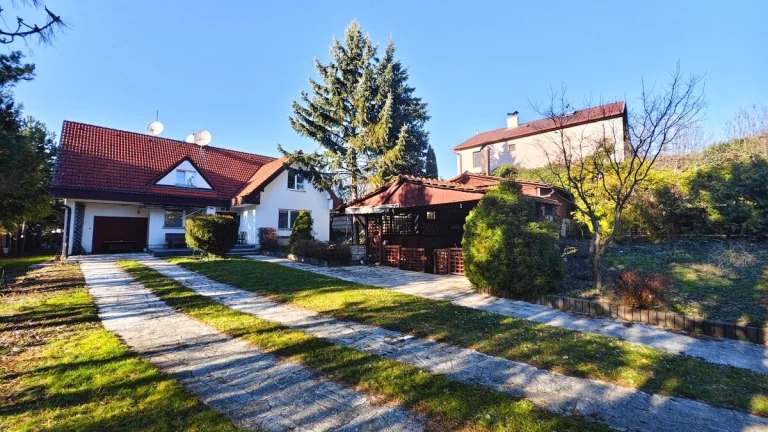 RD S GARÁŽOU, VEĽKÝM ALTÁNKOM A BAZÉNON, BUKOVEC