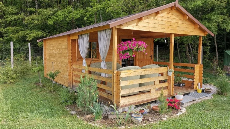 REZERV.:Rekreačný pozemok s chatkou 840 m2 - Lazany, okr. PD