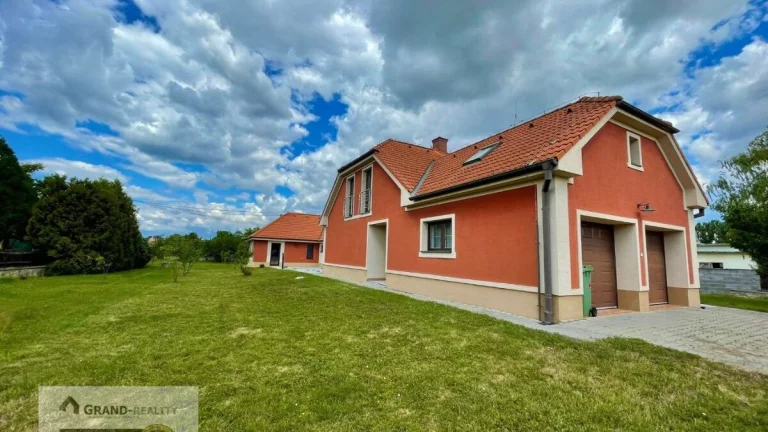 Na predaj dva rodinné domy s bazénom a pozemkom v obci Kátov