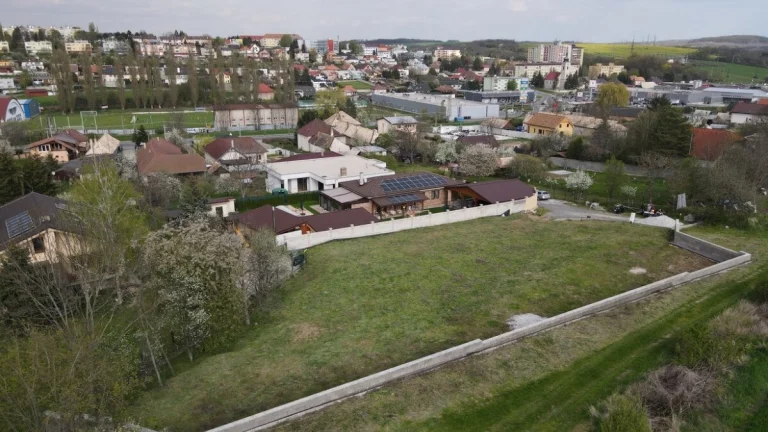 Stavebný pozemok s právoplatným stavebným povolením vo VK
