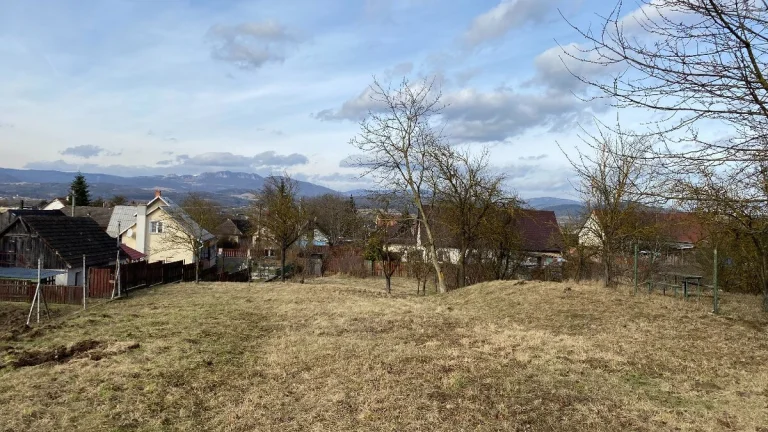 Jedinečný pozemok priamo v centre obce Košeca 1697 m2
