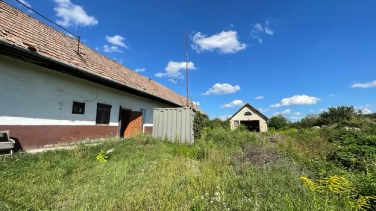 Na predaj starý vidiecky dom na 22 ár pozemku v Dubníku