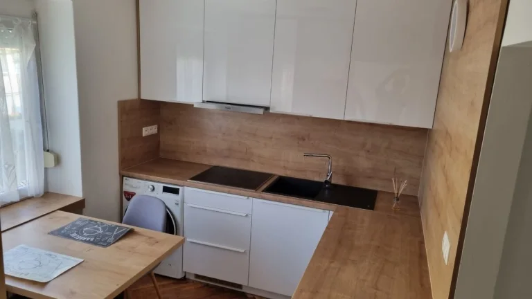 Prenajmem 1-izbový byt v centre Piešťan.