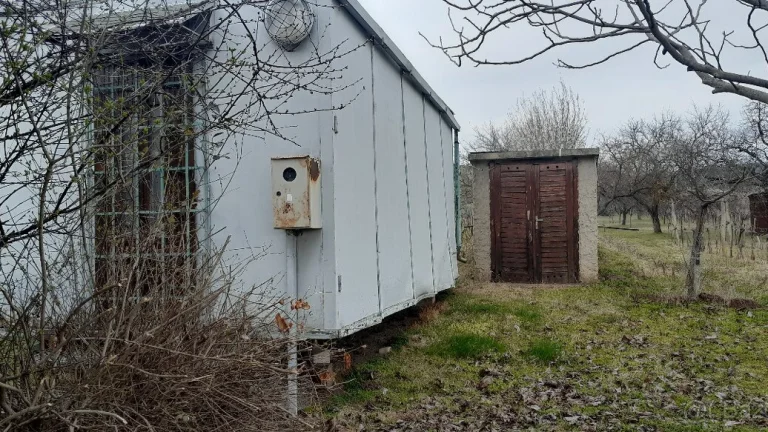 Predám pozemok s unimobunkou a vínnou pivnicou