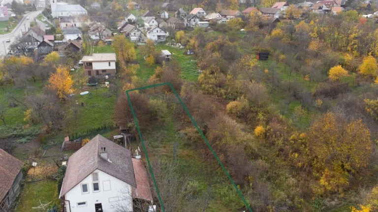 Stavebný prevažne rovinatý pozemok v obci Slanec