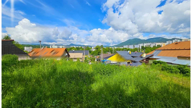 STAVEBNÝ POZEMOK / SLEPÁ ULIČKA / BB / RUDLOVÁ / 922m2